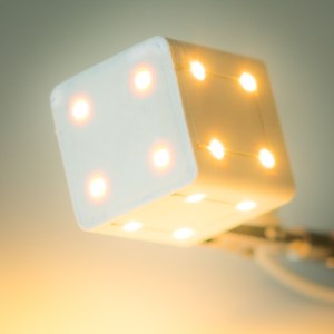 Beleuchtung mit eingebetteten LEDs und
gedruckten Leiterbahnen;  Foto: Neotech AMT GmbH